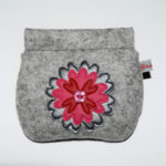 Retro-Nr. 6: hellgraumeliert mit Blume in grau pink rot und rosa Knopf (12€)